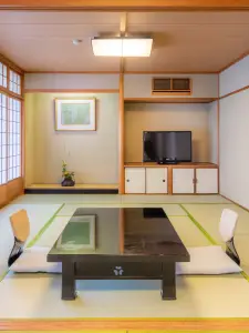我们提供各种类型的客房，以满足不同的住宿风格，从可以欣赏金色温泉浴池景色的客房到日式客房和具有独特氛围的日式西式客房。